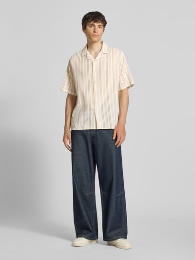 Männermodel trägt Regular Fit Freizeithemd mit Reverskragen Modell 'HOWIE' von Redefined Rebel in gestreiftem Allover-Look, Reine Baumwolle, Ganzkörperansicht von vorne.