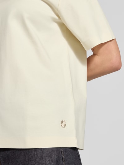 Kobiece modelka nosi Relaxed Fit T-shirt aus reiner Baumwolle Modell 'EHARPA' od BOSS, jednokolorowy, wyhaftowane logo, okrągły dekolt, krótki rękaw, czysta bawełna, detal, zbliżenie na górną część ciała
