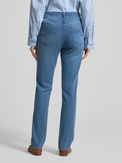 Vrouwenmodel draagt lichte blauwe Jeans met steekzakken Model 'Laura New Denim' van Raphaela By Brax, mix van katoen en lyocell, regular fit, binnenbeenlengte 81 cm, bandwijdte 40 cm, geheellichaamsaanzicht achteraan.