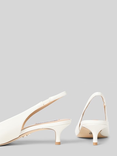 Productfoto, Pumps met gestructureerde zool model 'Kari' van Steve Madden, spitse vorm, elastische inzet, witte kleur, hakhoogte 6 cm.
