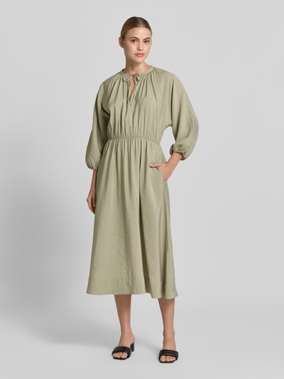 Frauenmodel trägt Midikleid mit Eingrifftaschen Modell 'Worty' von OPUS, Modal-Mix, A-Linie, Schlüsselloch-Ausschnitt, Ganzkörperansicht von vorne