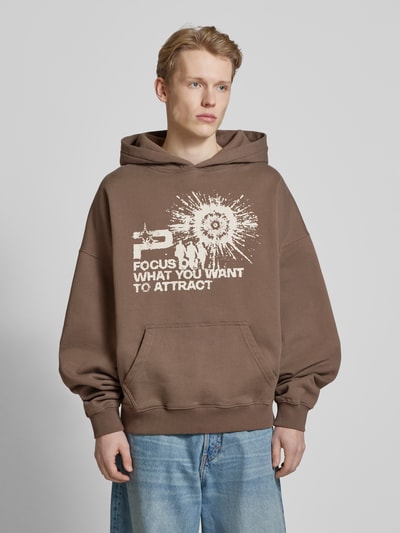 Pegador Oversized Hoodie mit Statement-Print Modell 'SALIOU' Mittelbraun 4