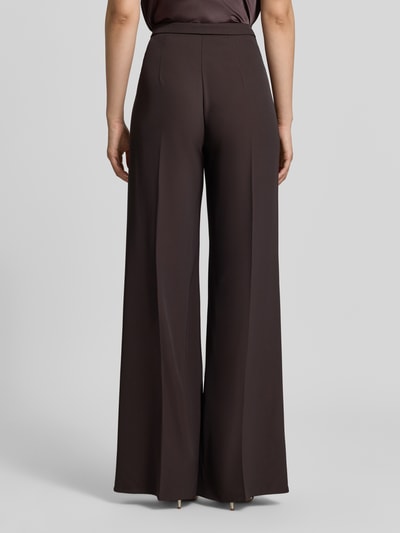 Vrouwenmodel draagt Wide Leg Stoffhose met Knopfverschluss van Rinascimento, Materiaalmix met stretch, Dames, binnenbeenlengte maat S 85 cm, bandwijdte 40 cm, wide leg, knoopsluiting, ritssluiting, kleur donkerbruin, gladde textuur, wide fit, Ganzkörperansicht Rückansicht.