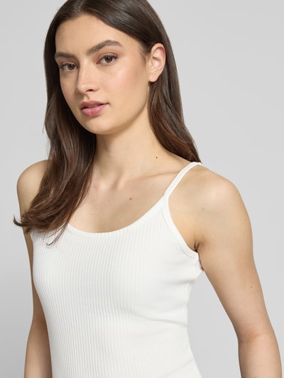 Frauenmodel trägt Slim Fit Trägertop aus Baumwoll-Mix von Marc O'Polo Denim in Weiß, gerippte Struktur, schmale Träger, Nahaufnahme Oberkörper.