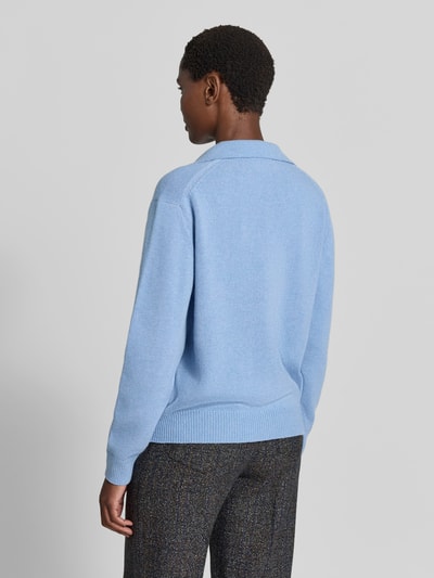 Frauenmodel trägt Relaxed Fit Pullover aus Woll-Mix von Victoria Beckham in Hellblau mit Strick-Optik, Rückansicht, Damen Pullover mit Kaschmir-Anteil, Umlegekragen und V-Ausschnitt, Produktdetails Rückenlänge 59 cm bei Größe S. Ganzkörperansicht Rückansicht.