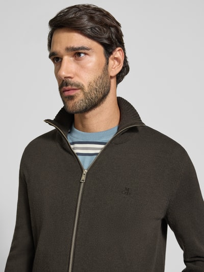 Männermodel trägt Regular Fit Strickjacke aus Baumwoll-Mix von Marc O'Polo in Dunkelbraun, fein gestrickte Textur, Nahaufnahme Oberkörper, Herren Pullover von Marc O'Polo