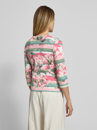Frauenmodel trägt Bluse mit Zweiwege-Reißverschluss von Betty Barclay, Baumwoll-Mix, floraler Allover-Print, 3/4-Arm, Ganzkörperansicht Rückansicht.