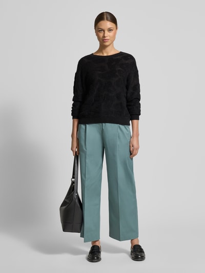 Frauenmodel trägt Straight Leg Bundfaltenhose aus Baumwoll-Mix Modell 'TULOTTA' von BOSS, unifarben mint, High Waist, Wide Leg, Ganzkörperansicht von vorne.