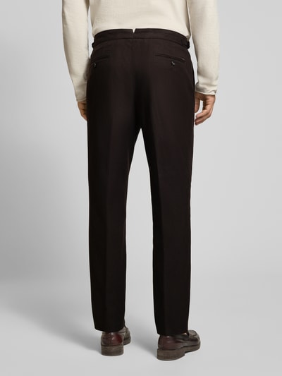 Männermodel trägt Tapered Fit Schmale Hose aus reiner Baumwolle Modell 'H-Perino-PLDTLWG-263' von BOSS in Dunkelbraun, Herren Schmale Hose, Ganzkörperansicht Rückansicht.