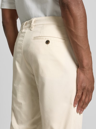 Männermodel trägt Regular Fit Chino mit Eingrifftaschen von Christian Berg Men aus Baumwoll-Elasthan-Mix, Nahaufnahme Rückansicht.