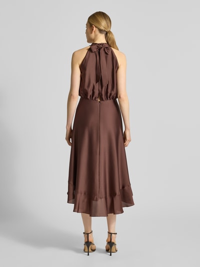 Vrouwenmodel draagt Neckholder-Cocktailkleid mit Volants van Swing, satijn, A-lijn, midijurk, bruin, detail ruches, ruglengte 125 cm, borstwijdte 34 cm, volledige lichaamsopname achteraan.