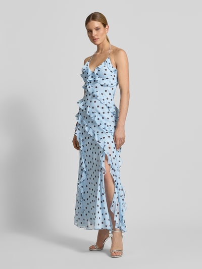 Frauenmodel trägt Maxikleid mit Volants Modell 'Kimberley' von Forever New, hellblauer Chiffon mit schwarzen Punkten, A-Linie, Ganzkörperansicht von vorne.