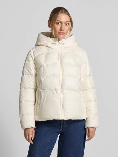 Frauenmodel trägt Regular Fit Jacke mit Kapuze Modell 'Pepulina' von BOSS, unifarben, langer Ärmel, Eingrifftaschen, Ganzkörperansicht von vorne.