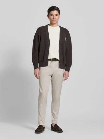 Männermodel trägt Slim Fit Hose aus Baumwoll-Mix Modell 'H-GENIUS' von BOSS, Optik: Unifarben, Ganzkörperansicht von vorne.