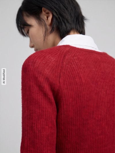 Frauenmodel trägt Regular Fit Pullover mit Woll-Mohair-Anteil Modell 'SVELTO' von MM by Max Mara in kräftigem Rot, Detailaufnahme, KI-modifiziertes Bild.