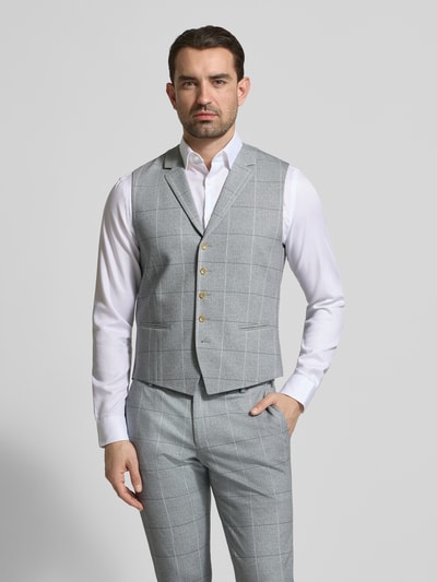 Męski model nosi kamizelkę z kołnierzem z połami i kieszeniami z wypustkami od ATELIER TORINO, mieszanka bawełny, krój regular fit, zapięcie na guzik, jasnoszara z wzorem w kratę, długość tyłu w rozmiarze 50: 60 cm, szerokość ramion w rozmiarze 50: 40 cm, szerokość klatki piersiowej w rozmiarze 50: 50 cm, widok całej sylwetki z przodu.