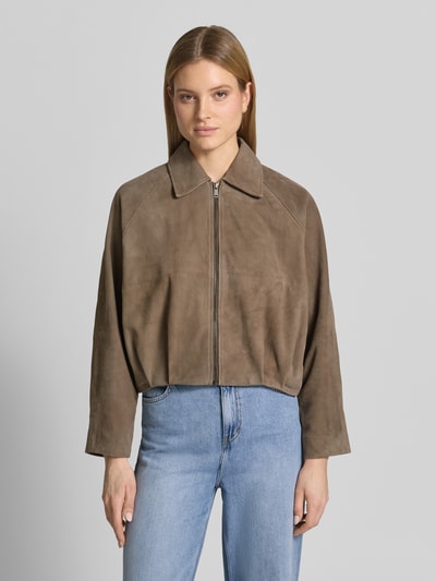 Modelka nosi Regular Fit Lederjacke aus echtem Ziegenvelours Modell 'Petra' od My Essential Wardrobe, wykładany kołnierz, zamek błyskawiczny, kurtka skórzana damska, skóra kozia welurowa, krój regular fit, widok całej sylwetki z przodu.