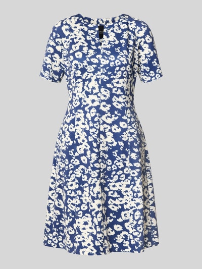 Produktfoto, Knielanges Kleid im Allover-Look mit V-Ausschnitt von Marc Cain, blau-weißes Muster, A-Linie, Material-Mix mit Stretch-Anteil