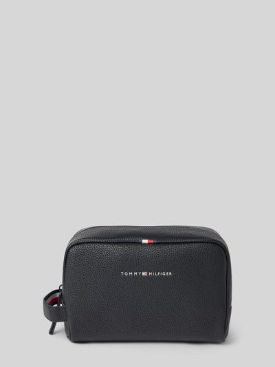 Produktfoto, Kulturbeutel mit Label-Details von Tommy Hilfiger, schwarzes strukturiertes Material, Hauptfach mit Reißverschluss, kurzer Henkel, Reißverschlussfach und Steckfächer innen, 24 cm Breite, 15 cm Länge, 11 cm Tiefe, moderner Look