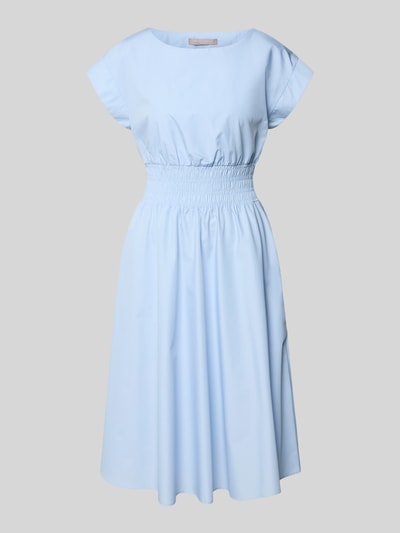 Produktfoto, Knielanges Kleid mit Rundhalsausschnitt von Christian Berg Woman Selection, niebieski, materiał z domieszką bawełny, krój taliowany, długość do kolan, okrągły dekolt, krótkie rękawy typu kimonowego, elastyczny pas w talii, długość tyłu w rozmiarze 36: 110 cm, szerokość w rozmiarze 36: 34 cm