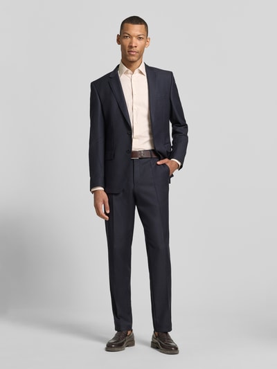 Männermodel trägt Regular Fit Business-Hemd mit Kentkragen von Christian Berg Men in Beige, Reine Baumwolle, Knopfleiste, Sportmanschetten, abgerundeter Saum, Rückenlänge 78 cm, Schulterbreite 43 cm, Ärmellänge 65 cm, Ganzkörperansicht von vorne.