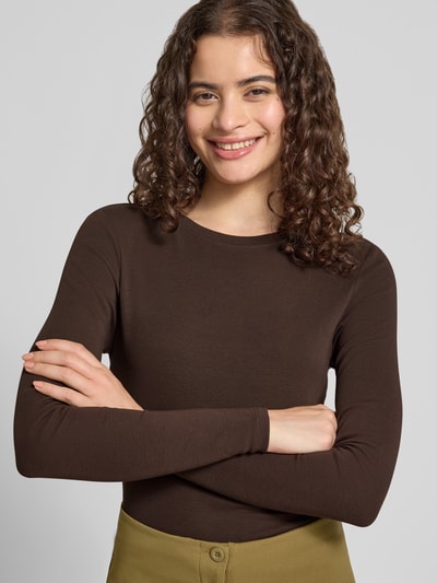 Frauenmodel trägt Regular Fit Langarmshirt aus Baumwoll-Mix Modell 'RILEY' von ONLY in Dunkelbraun, glatte Textur, Damen Langarmshirt von ONLY, Nahaufnahme Oberkörper.