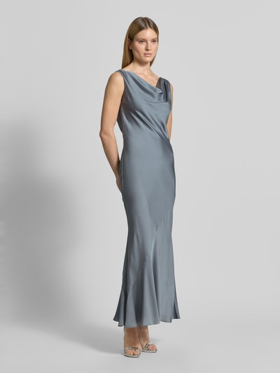 Modelka nosi sukienkę wieczorową 'Abendkleid mit Wasserfall-Ausschnitt' od Swing, dopasowany krój, długa sukienka, lejący dekolt, zamek błyskawiczny z boku, długość tyłu w rozmiarze 36: 153 cm, szerokość w rozmiarze 36: 45 cm, kolor szaroniebieski, subtelny połysk, gładka tekstura, widok całej sylwetki z przodu.