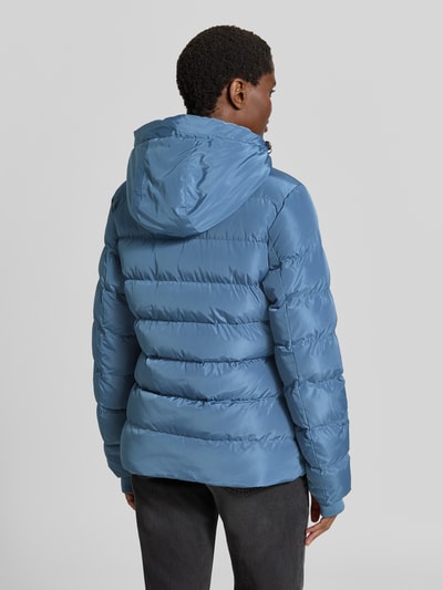 Vrouwenmodel draagt Regular fit gewatteerd jack in doorgestikte look Model 'Synria' van Cars Jeans in lichtblauw, rugaanzicht. Ruglengte maat S 65 cm, schouderbreedte 42 cm, borstwijdte 50 cm, mouwlengte 70 cm, capuchon met opstaande kraag, steekzakken, ritssluiting.