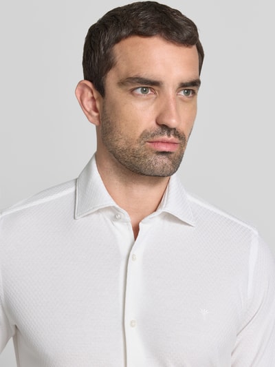 Männermodel trägt Slim Fit Business-Hemd mit Haifischkragen Modell 'Phil' von JOOP!, Strukturmuster, reine Baumwolle, Nahaufnahme Oberkörper.