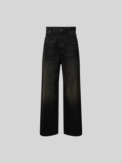 Produktfoto, schwarze Jeanshose in Destroyed-Optik mit weitem Bein aus Denim, dezente Washed-Effekte, glatte Textur, Vorderansicht