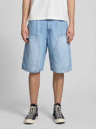 Männermodel trägt Regular Fit Jeansshorts mit Label-Details von REVIEW, hellblauer Denim, 5-Pocket-Design, Ganzkörperansicht von vorne.