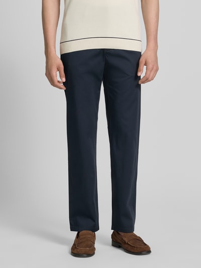 Männermodel trägt Chino mit Eingrifftaschen von Christian Berg Men in Dunkelblau, Baumwoll-Elasthan-Mix, Regular Fit, Nahaufnahme Oberkörper bis Schuhe.