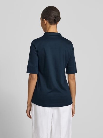 Frauenmodel trägt Bluse mit 1/2-Arm und kurzer Knopfleiste von ETERNA in Dunkelblau, gerade Passform, reine Baumwolle, Ganzkörperansicht Rückansicht