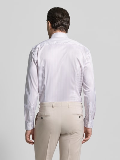 Männermodel trägt Slim Fit Businesshemd mit Kentkragen von Jake*s, hell mit feinen Streifen, glatte Struktur, Rückansicht Ganzkörperansicht.