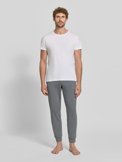 Männermodel trägt graue Regular Fit Sweathose aus Baumwoll-Mix Modell 'Laze Pants CW' von HUGO, Herren Sweathose, Ganzkörperansicht von vorne.