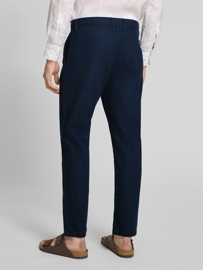 Männermodel trägt Relaxed Fit Hose aus Leinen-Baumwoll-Mix von s.Oliver RED LABEL in Dunkelblau, unifarben, Webware, Ganzkörperansicht Rückansicht.