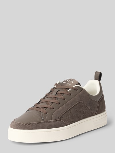 Produktfoto, Sneaker aus Leder Modell 'LONDON' von Armani Exchange in Braun mit abgerundeter Spitze, Schnürung und Label-Detail, strukturierte Oberfläche, sichtbare weiße Sohle, Absatzhöhe 4 cm, Schafthöhe 8 cm, Schaftweite 9 cm.
