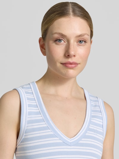 Frauenmodel trägt Slim Fit Top mit V-Ausschnitt Modell 'Elle' von MOS MOSH aus reiner Baumwolle, gestreift, Nahaufnahme Oberkörper.