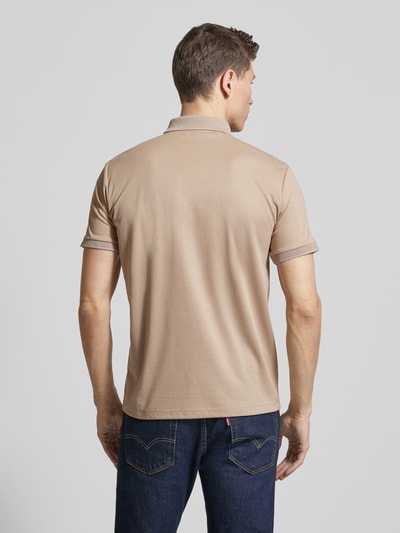 Männermodel trägt Regular Fit Poloshirt aus Bio-Baumwoll-Mix Modell 'FAVE' von SELECTED HOMME, unifarben, Rückansicht Ganzkörperansicht.
