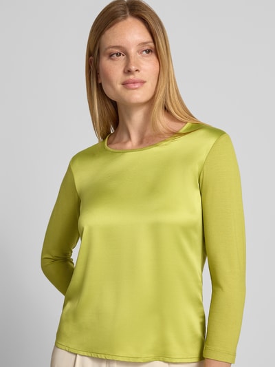 Frauenmodel trägt Longsleeve mit 3/4-Arm Modell 'Tamina' von JOOP! aus Viskose-Elasthan-Mix in Regular Fit, Nahaufnahme Oberkörper.