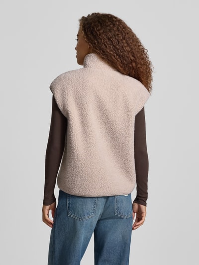 Frauenmodel trägt Relaxed Fit Weste in Teddy-Optik Modell 'SADIA' von PIECES, beige, strukturierte Oberfläche, Ganzkörperansicht Rückansicht.