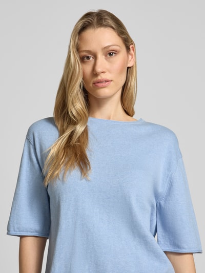 Frauenmodel trägt Oversized Pullover aus Baumwoll-Kaschmir-Mix von Tom Tailor, Optik: Unifarben, Passform: Oversized, Rundhals, Kurzarm, Strick, Nahaufnahme Oberkörper.
