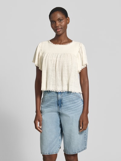 Frauenmodel trägt Strickshirt aus Leinen-Mix mit Spitze Modell 'TAYLIE' von Drykorn, Damen, Straight Fit, Rundhalsausschnitt, Schmetterlingsärmel, helle Naturfarben, leicht melierte Textur, Rückenlänge bei Größe S: 48 cm, Ärmellänge: 20 cm, Ganzkörperansicht von vorne.