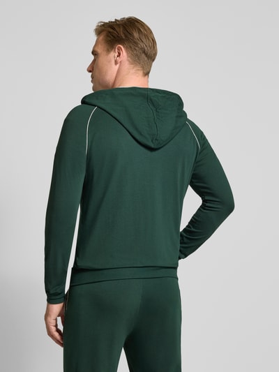 Männermodel trägt Regular Fit Sweatjacke aus Baumwoll-Mix Modell 'Mix&Match Jacket H' von BOSS in Dunkelgrün, Ganzkörperansicht Rückansicht. Herren Sweatjacke von BOSS.