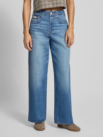 Frauenmodel trägt Wide Fit Jeans mit Label-Detail von Calvin Klein Jeans in Used-Look aus reine Baumwolle, Ganzkörperansicht von vorne.