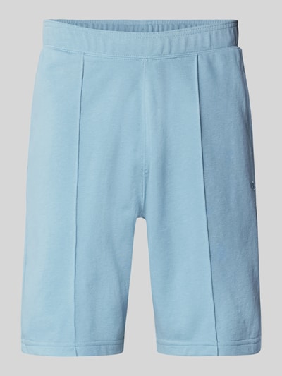 Produktfoto, Bermudas mit elastischem Bund und Label-Stitching von CHAMPION aus mieszanka bawełny, krój regular fit, podłużne szwy, wyhaftowane logo, szerokość w rozmiarze M: 42 cm, długość wewnętrzna nogawki w rozmiarze M: 24 cm; jasnoniebieski, miękka tekstura, proste nogawki