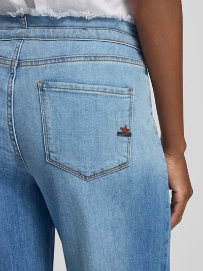 Vrouwenmodel draagt Barrel Fit Jeans met franjes en vetersluiting van Buena Vista, mix van katoen en lyocell, detailopname rug.