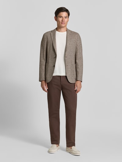 Männermodel trägt Slim Fit Sakko aus Schurwoll-Mix Modell 'C-Hanry-263' von BOSS, Braun-Beige, Karomuster, Ganzkörperansicht von vorne.