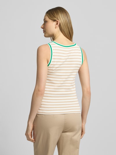 Frauenmodel trägt Slim Fit Top mit Rundhalsausschnitt von Marc Cain aus elastischem Baumwoll-Mix in Beige-Weiß mit Ärmelloses-Design, Rückenlänge bei Größe 36: 51 cm, Ganzkörperansicht Rückansicht.