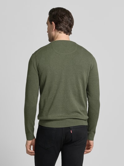 Männermodel trägt Regular Fit Pullover aus reiner Baumwolle von Tom Tailor in Olivgrün, Feinstrick, langarm, unifarben, Ganzkörperansicht Rückansicht.